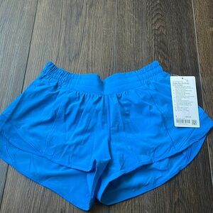 Poolside Low Rise 2.5 inch lined Hotty Hot Lululemon Shorts Size 8